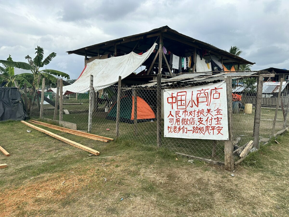 大批非法移民走線前往美國，途中有中國商店，甚至還提供康師傅方便麵。 圖：翻攝自 Laura Loomer X（前推特）帳號
