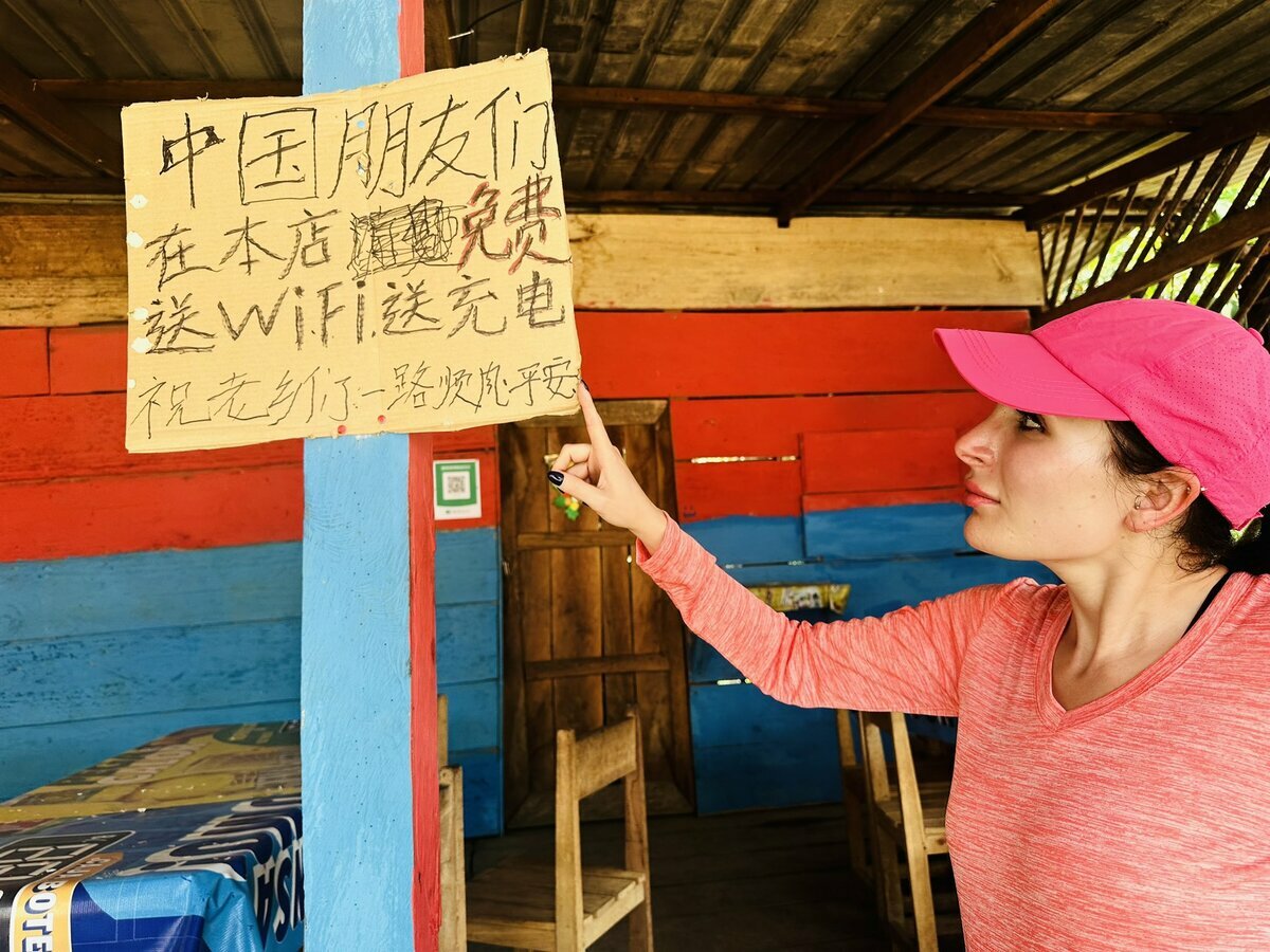 巴拿馬雨林裡的中國商店，提供 WIFI 與充電服務。 圖：翻攝自 Laura Loomer X（前推特）帳號