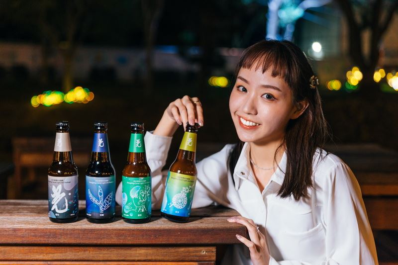 東興圳光藝節明日抽出40位幸運得主，送出與金色三麥合作的紀念啤酒。 圖：新竹縣政府文化局／提供