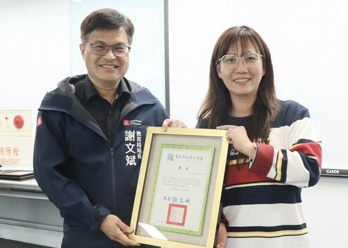 謝文斌(左)表揚六龜高中團隊獲「教育部教學卓越銀質獎」，由校長梁華蓁(右)代表受獎。 圖：高雄市教育局/提供