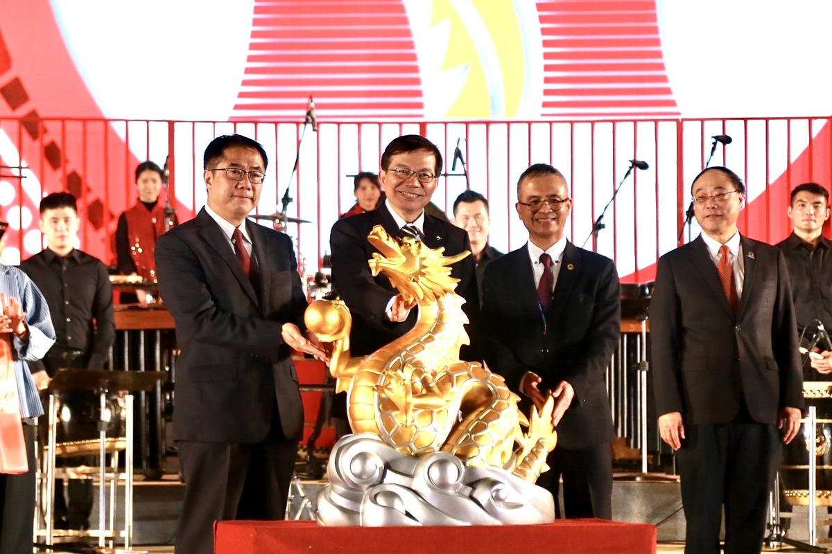 2024台灣燈會於高鐵燈區舉辦主燈「龍來台灣」贈燈儀式，現場在交通部長王國材見證下，由中華電信公司董事長郭水義將主燈致贈台南市長黃偉哲。 圖：台南市政府提供