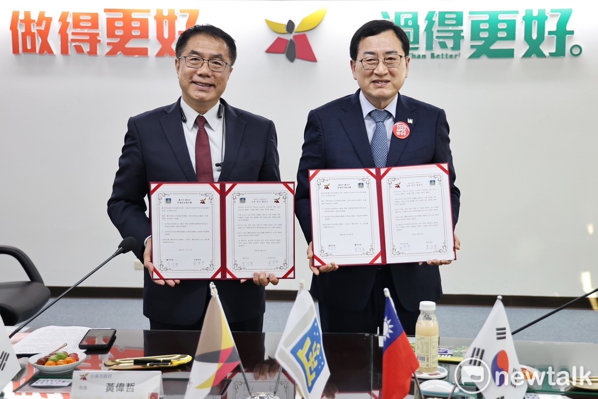 享有韓國千年古都美稱的南韓慶州市(경주시，Gyeongju Si)朱洛榮市長與臺南市長黃偉哲共同簽署「臺南市─慶州市促進交流協定書」。 圖：黃博郎／攝