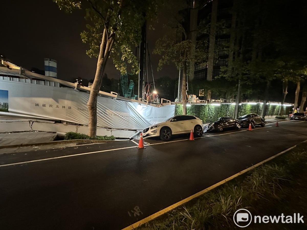 台北市松山區慶城街、興安街交叉路口附近一處新建工地今（23日）晚9時許突然發生地基下陷的狀況。 圖：周煊惠 / 攝