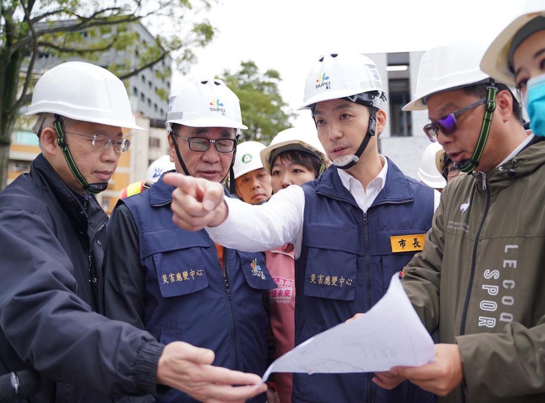 蔣萬安今日上午行程結束後趕到慶城街、興安街交叉口地面下陷事故發生點，關心後續處理狀況。 圖：取自蔣萬安臉書
