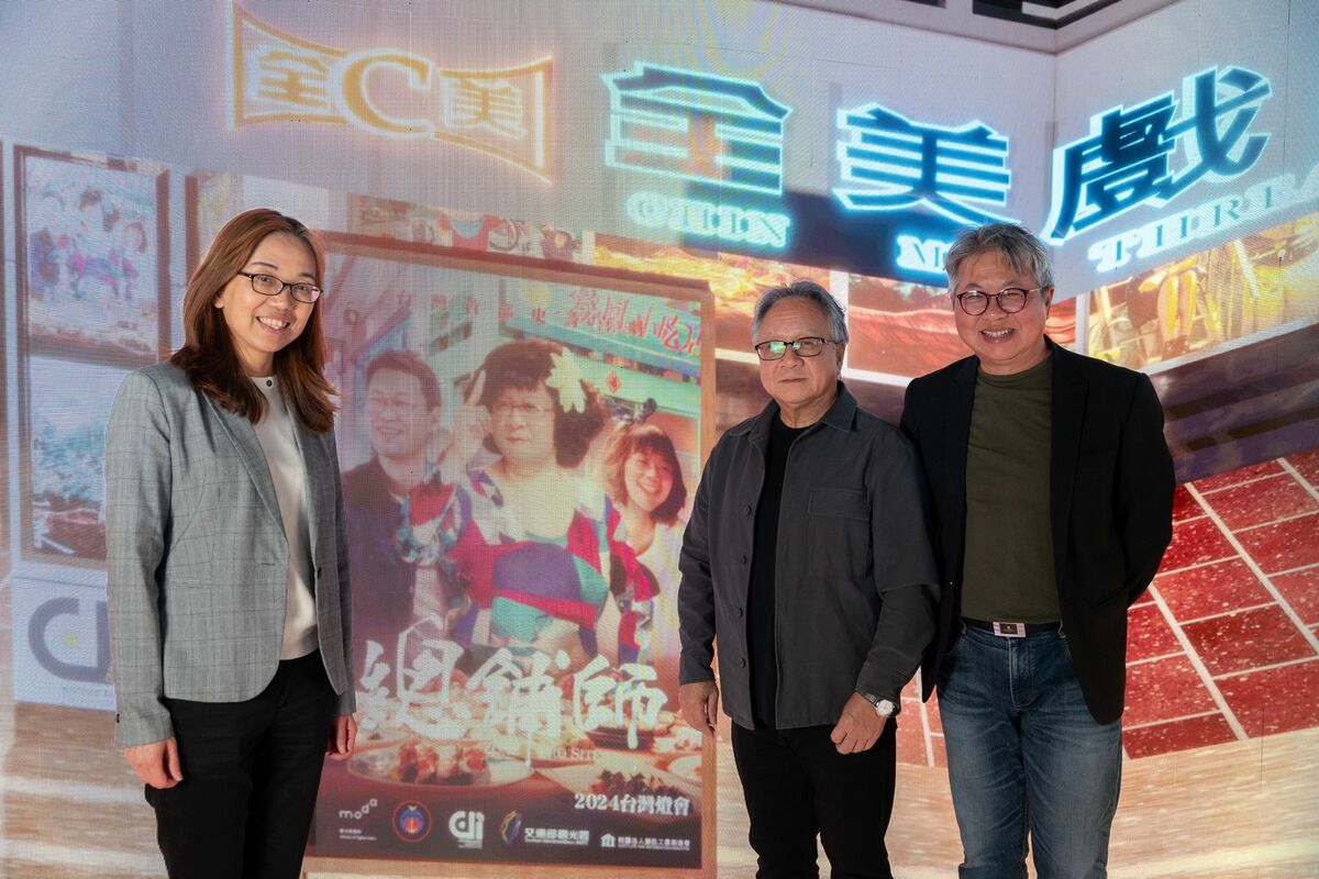 蒞臨貴賓一同體驗AI數位生成技術。 圖：數位部數產署提供