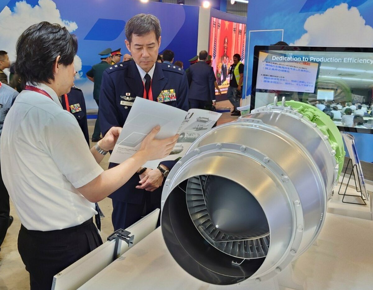 日本防衛省官員出席新加坡航展，除參觀其他國家軍事設備外，首次有14家日本廠商參展，打開日本軍武外銷市場。 圖：翻攝「X」@JASDF_PAO_ENG