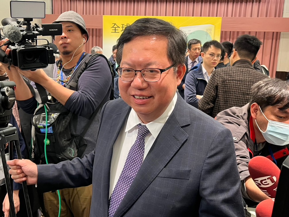 行政院副院長鄭文燦受訪時透露想邀請台中市長盧秀燕吃酸菜白肉鍋挺台糖、豬農。 圖：金大鈞/攝