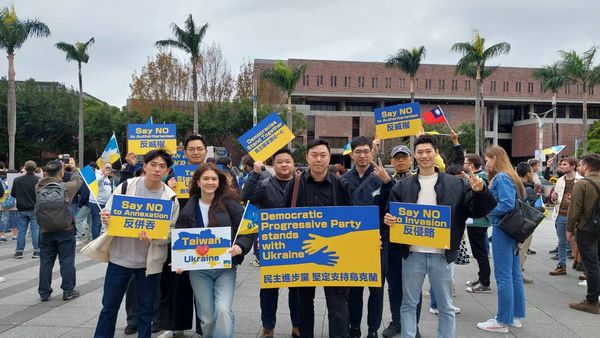 民進黨國際事務部主任李問(中)今日到場參加俄烏戰爭兩週年和平遊行，強調台灣會堅定聲援烏克蘭，並表達反威權、反侵略、反併吞的立場。 圖：翻攝自 李問 Facebook