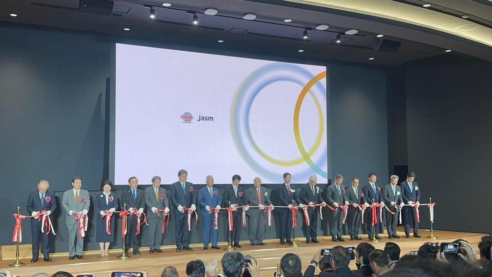 台積電今天舉行熊本廠JASM開幕典禮，包括創辦人張忠謀、董事長劉德音、總裁魏哲家及合作夥伴索尼和電裝株式會社高層皆出席參加。 圖：翻攝自 謝長廷 臉書