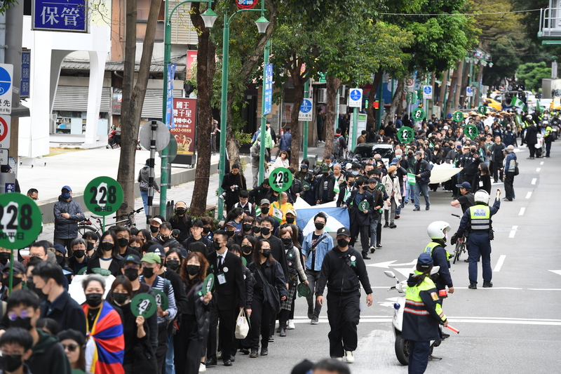 由多個民間團體共同發起的「228．0紀念行動」24日在台北市日新國小集結出發，參與者一路遊行至行政院前，沿途人潮綿延成長龍，警方也出動在旁協助維持秩序。 圖：中央社