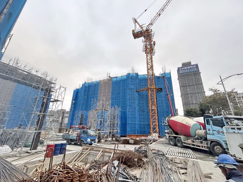 新北市新莊區某建築工地24日發生灌漿爆模意外，造成混凝土污染汽機車，工務局表示，已依法勒令停工改善。 圖：新北市工務局提供