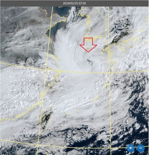 前氣象局長鄭明典曬出衛星圖表示，「低氣壓雲系很特別」。 圖：翻攝自鄭明典臉書