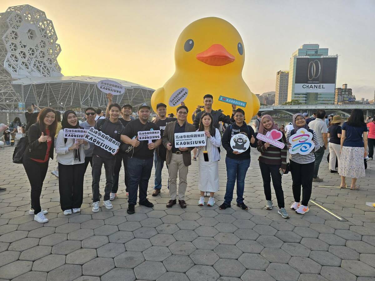 東南亞遊客也瘋小鴨。 圖：高雄市觀光局/提供