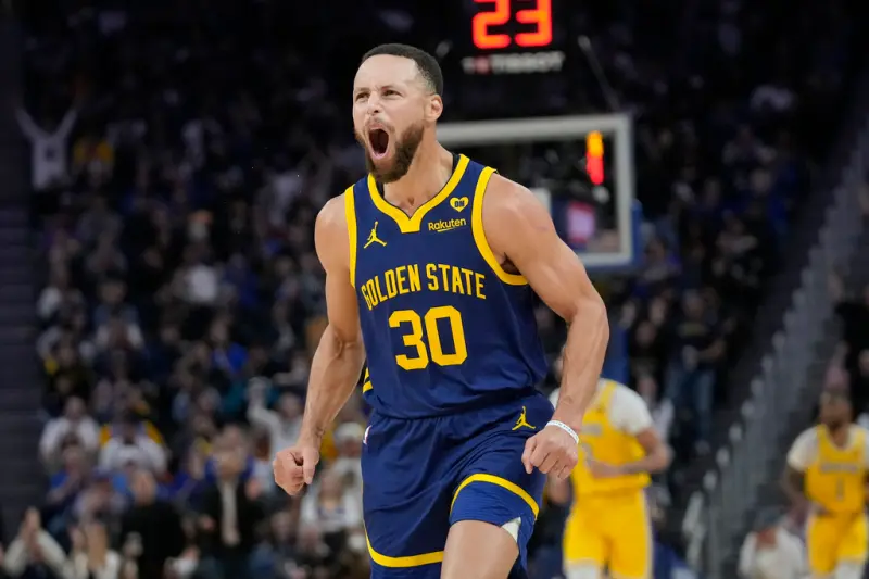 ▲金州勇士球星Stephen Curry簽名籃球鞋與李小龍夢幻聯名。（圖／美聯社／達志影像）
