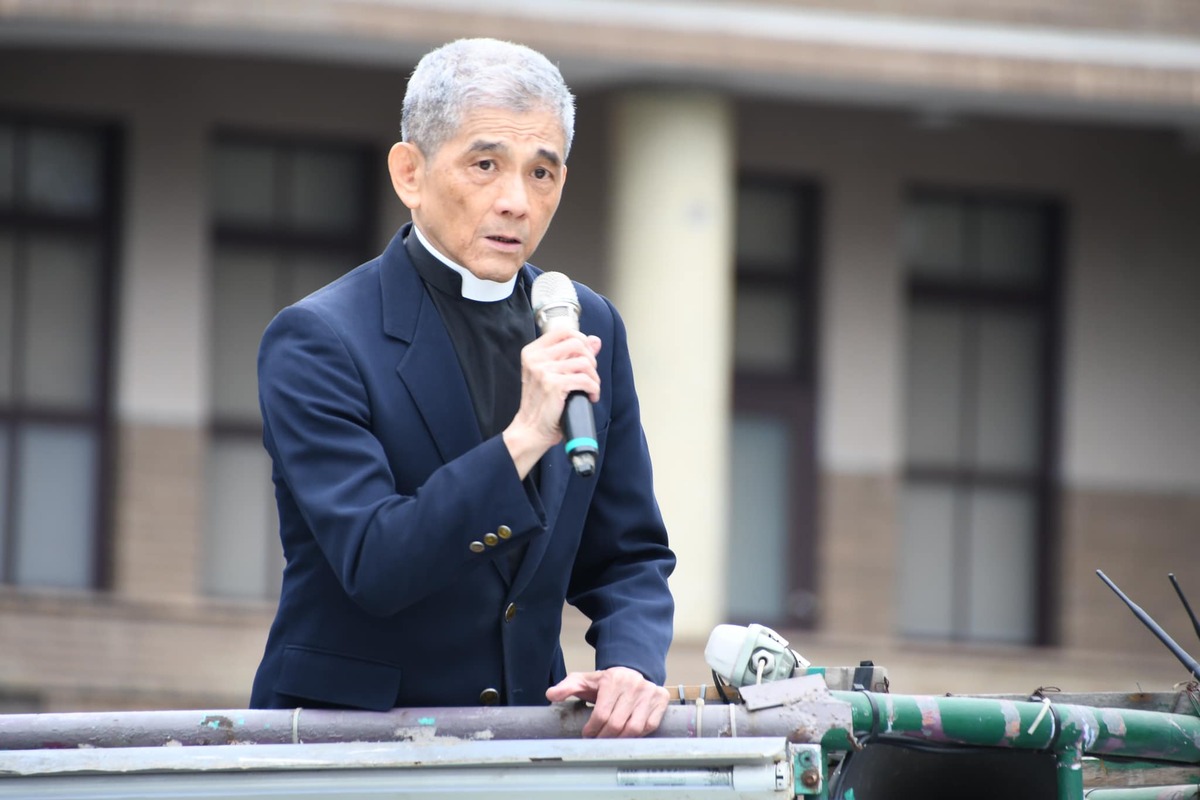 林宗正牧師在天馬茶坊遺址帶領民眾悼念受難者。 圖：翻攝自 林宗正牧師 Facebook