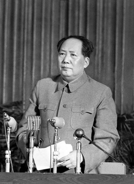 拿「烏合之眾」一書，來分析毛所發起的群眾運動，這歴史場景中個體近似瘋狂的主體感受，以及心理病態的領導人物，在人類歷史長河中，絕非孤立少數個案。 圖：取自「新華網」