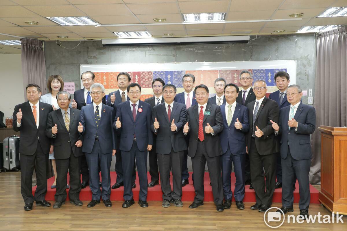 台南市長黃偉哲今（25）日接見應邀來台南出席「2024台灣燈會」開幕式的國際城市訪團，包括來自日本、美國、韓國等高達16個城市的訪問團齊聚一堂，彼此交流、場面熱絡。黃偉哲對於所有國際城市訪賓特地抽空遠道而來，以行動支持台南，致上最誠摯謝意。 圖：台南市政府提供