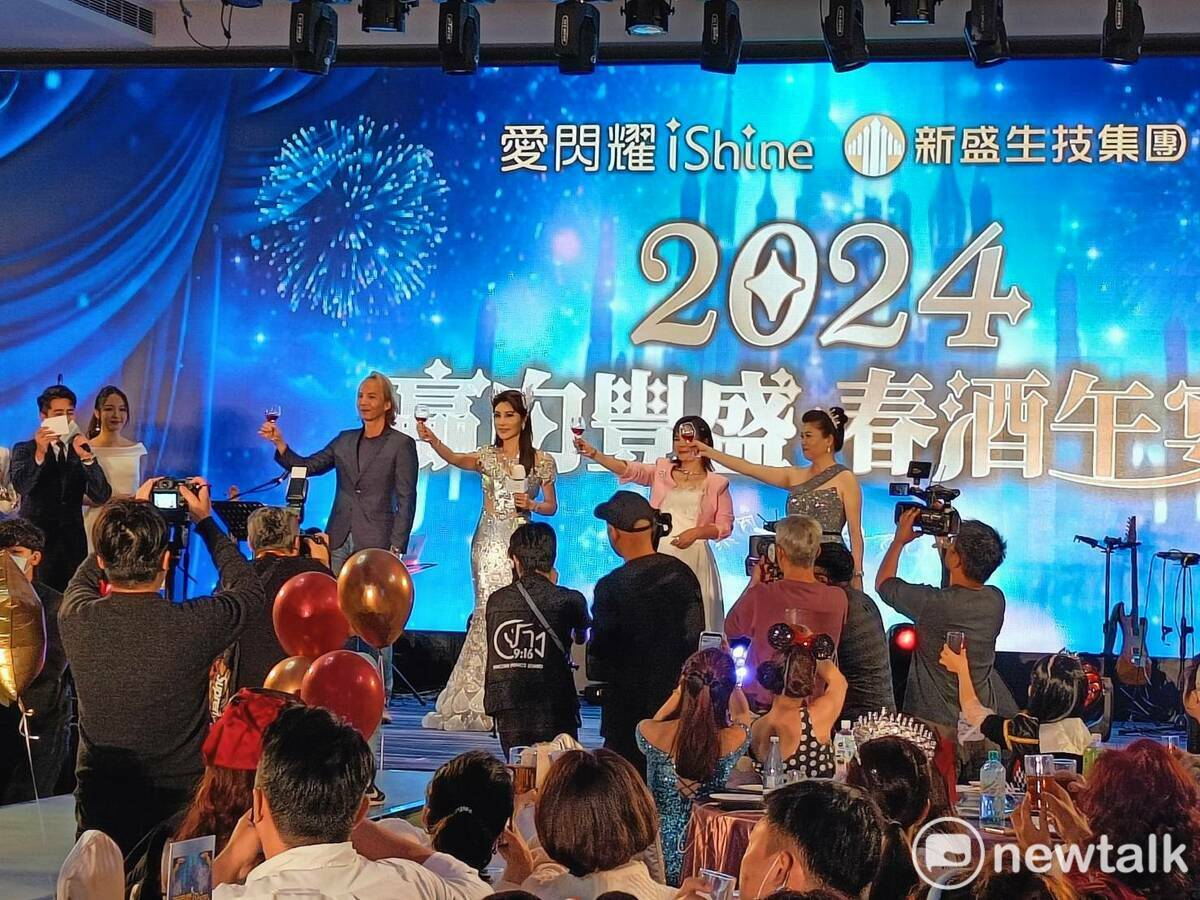 董事長李胤顏帶領集團高層向與會夥伴敬酒。 唐復年/攝
