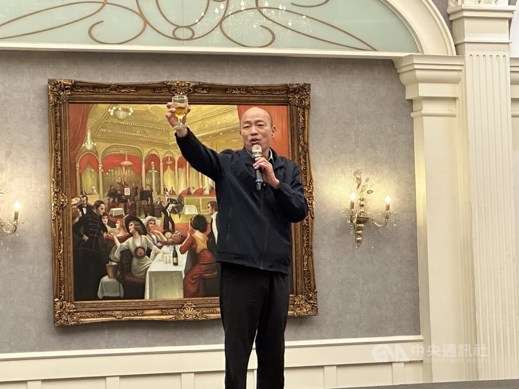 國民黨第11屆立委共識營持續在花蓮登場，25日晚宴前並安排立法院長韓國瑜（圖）致詞，他以茶代酒向黨籍立委致意，停留20分鐘即離開趕場。 圖：中央社提供