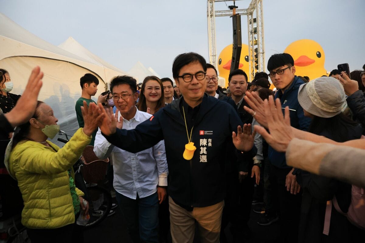 陳其邁(中)與現場民眾擊掌。 圖：高雄市政府提供