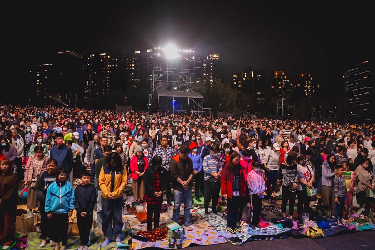 滿場觀眾在音樂會開始前默哀感念228事件。 圖：高雄市文化局/提供