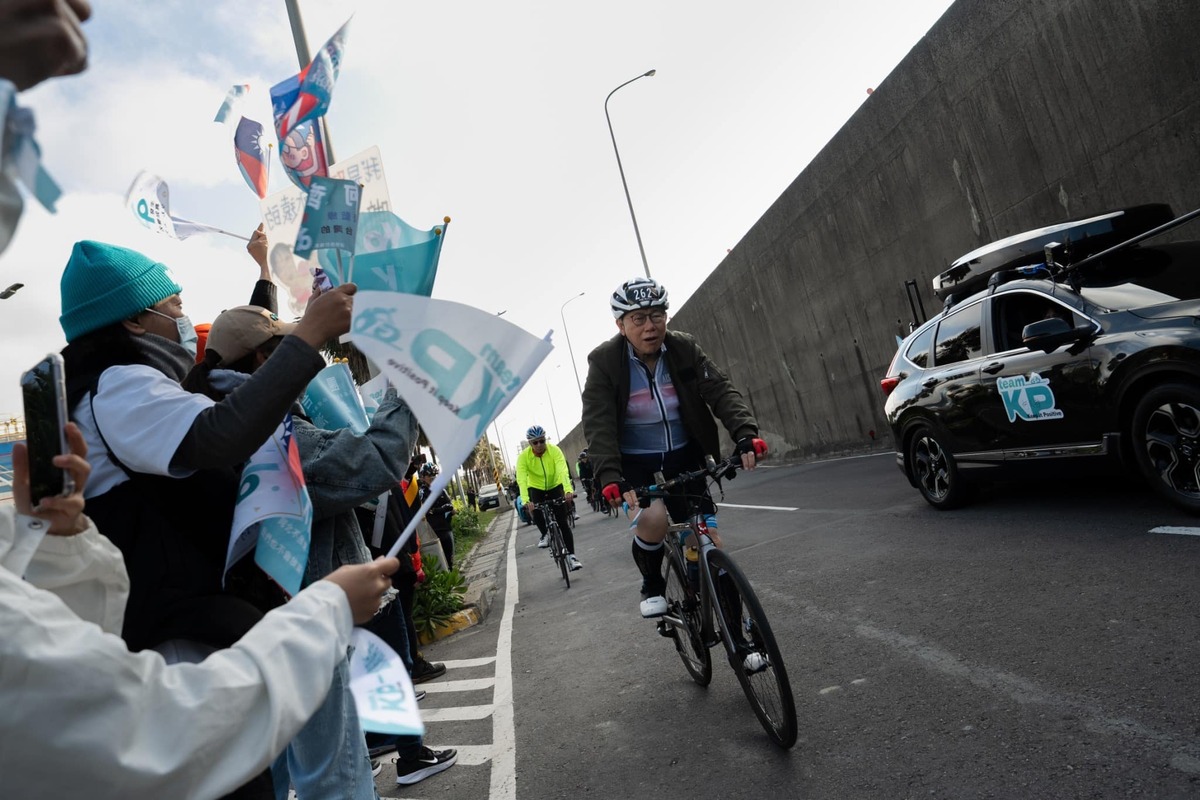 「柯文哲選前的過度騷操作，選後造成破五成的反感」，吳靜怡直指，「柯文哲的體力和他的政治光芒一樣逐漸黯然」，柯的「一日北高」直播人數，「起不來就是起不來！」 圖：取自柯文哲臉書（資料照）
