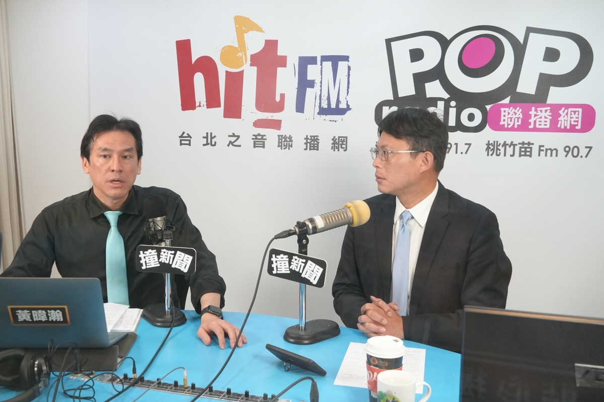 民眾黨團總召黃國昌接受《POP搶先爆》主持人黃暐瀚專訪。 圖：《POP搶先爆》製作單位 / 提供