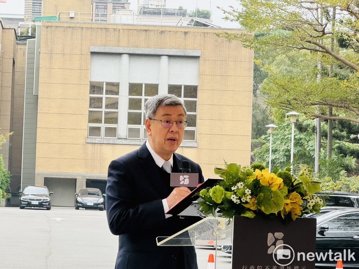 建物前身是台灣省行政長官公署的行政院今（26）天已被公告為「不義遺址」，建物周遭共有三處設立標示說明，由行政院長陳建仁上午親自揭牌。 圖：謝莉慧/攝