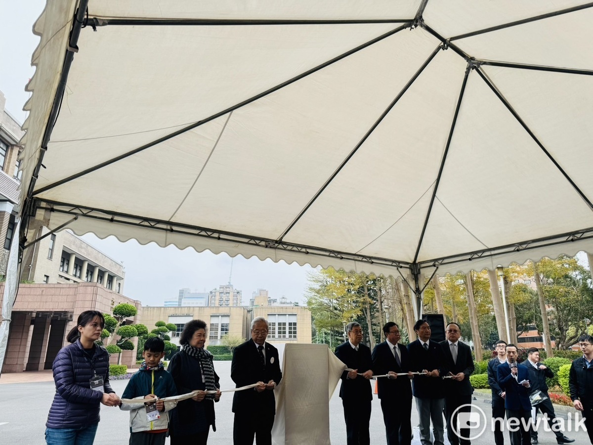 行政院今（26）天已被公告為「不義遺址」，建物周遭共有三處設立標示說明，由行政院長陳建仁和監察院長陳菊等貴賓上午親自揭牌。 圖：謝莉慧/攝
