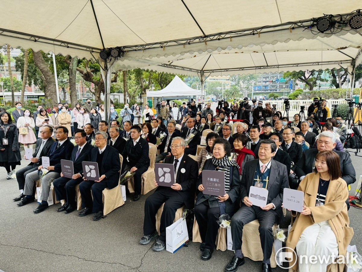 行政院建築被公告為不義遺址，行政院設立標示說明，今（26）天在行政院中央大樓前廣場舉行揭牌儀式，院長陳建仁（中）和副院長鄭文燦（左）主持揭牌，舉標示牌合影。 圖：謝莉慧/攝
