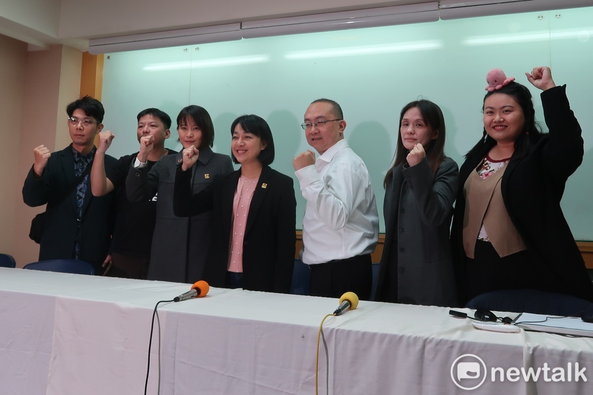 時代力量選出新的決策委員與黨主席王婉諭(中)。 圖：林朝億/攝