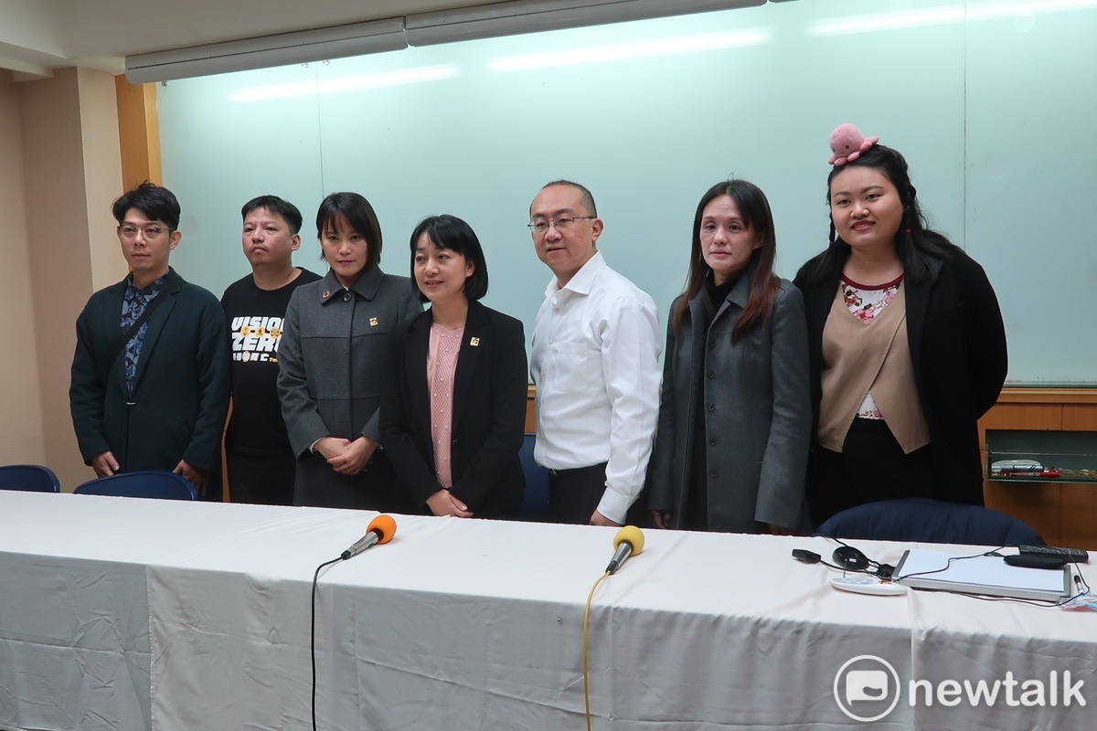 時代力量選出新的決策委員與黨主席王婉諭(中)。 圖：林朝億/攝