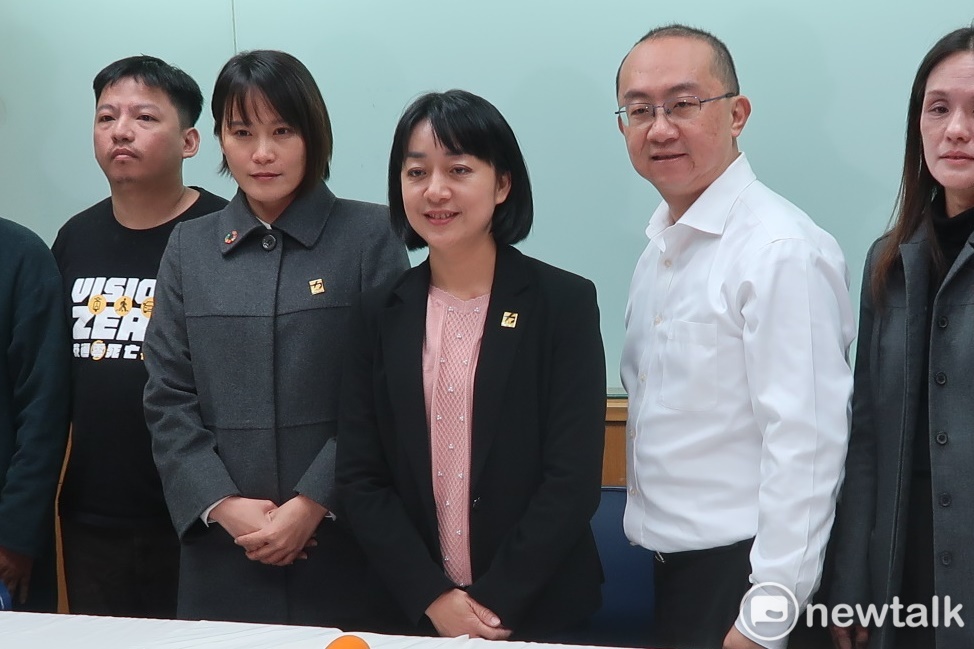 時代力量選出新的決策委員與黨主席王婉諭(中)。 圖：林朝億/攝