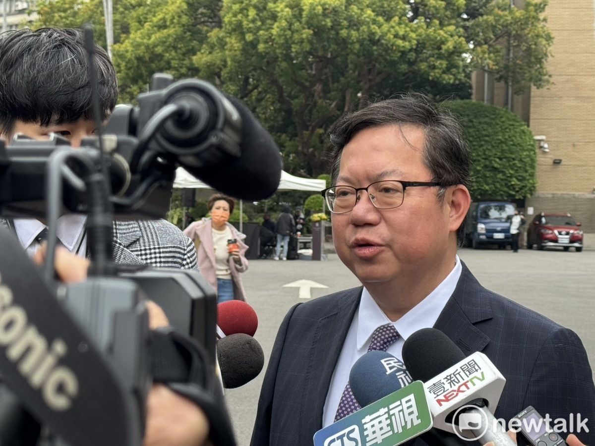 行政院副院長鄭文燦今（26）天在政院廣場受訪。 圖；謝莉慧/攝