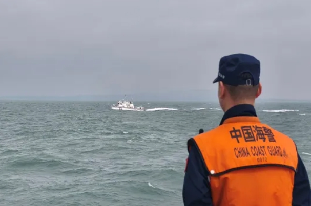 中國大噸位海警船刻意逼近我海巡艦艇，突顯雙方船隻差距。 圖 : 翻攝自中國海警