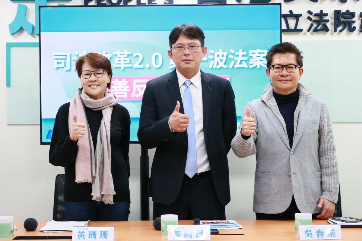 民眾黨立法院黨團副總召黃珊珊（左起）、總召黃國昌、幹事長吳春城。 圖：民眾黨團 / 提供