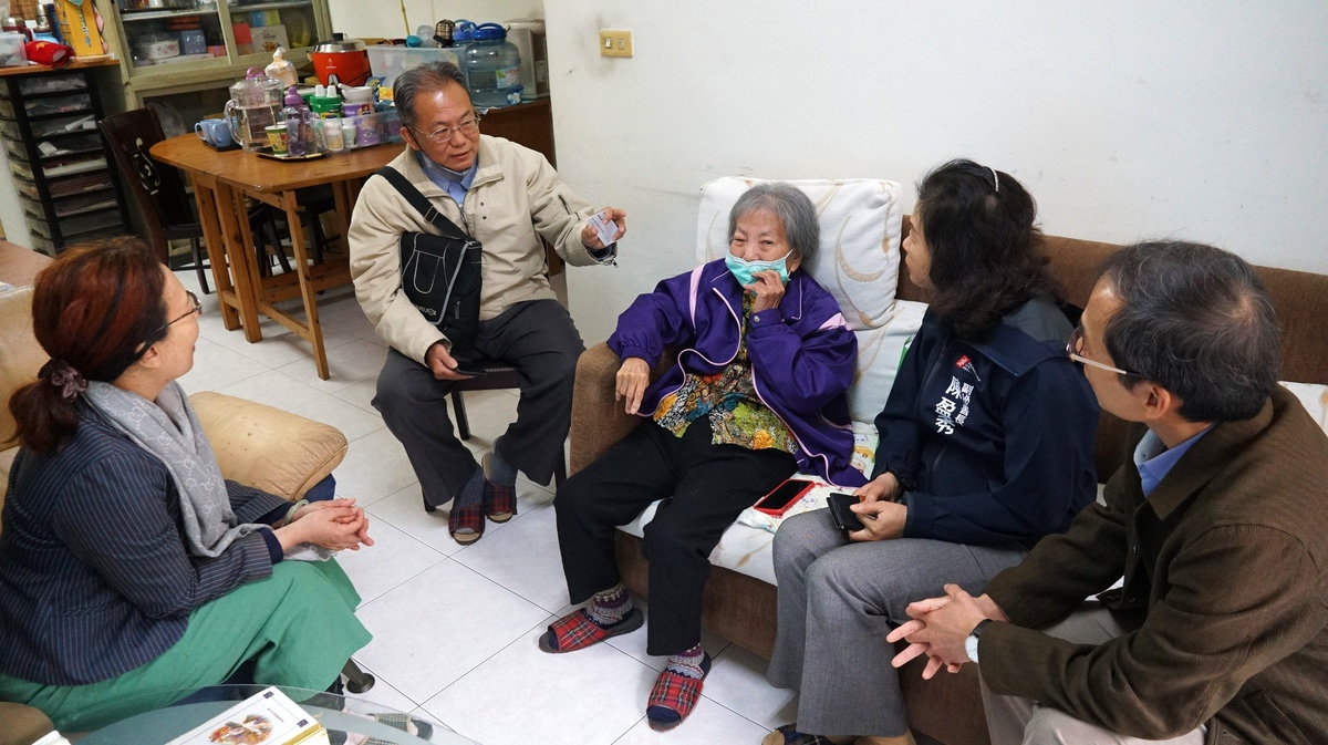 陳盈秀(右二)、簡美玲(左一)及李文環(右一)拜訪蕭朝金家屬。 圖：高雄市立歷史博物館/提供