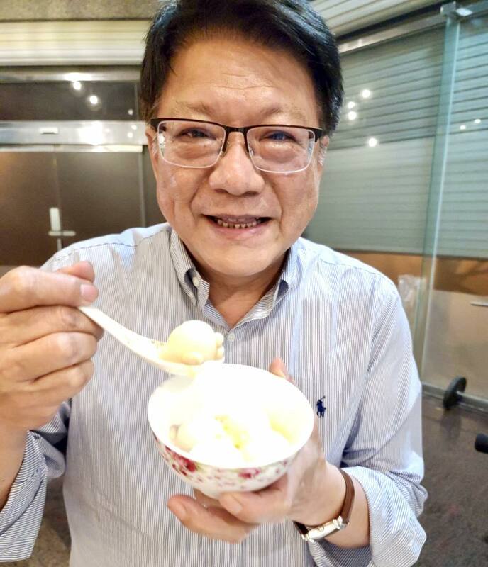 潘孟安PO出湯圓影片，祝福大家2024年「好事連連、好事都會花生」。 圖：翻攝自潘孟安臉書