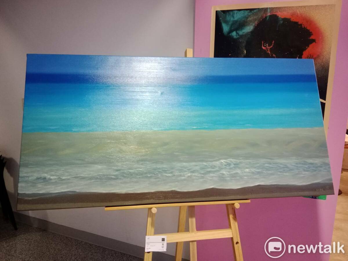 周耀東現場展出的油畫作品《浪花》。 圖：孫家銘攝