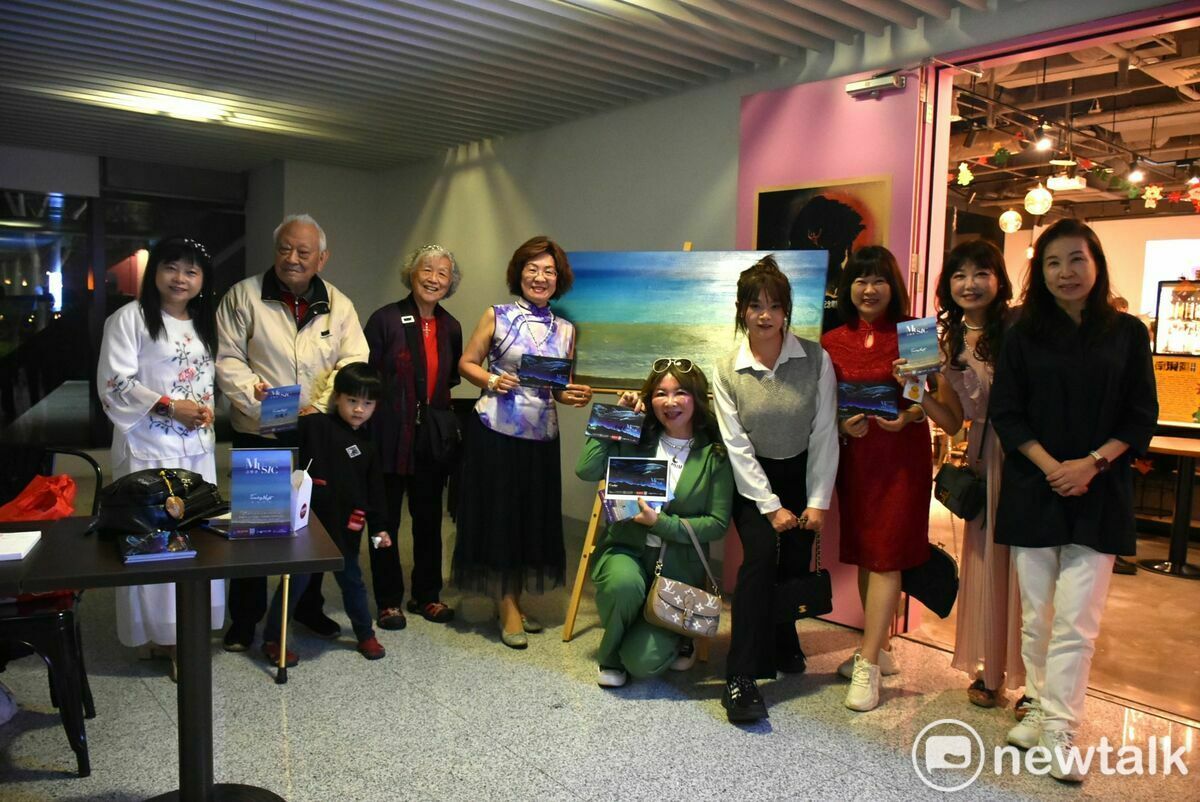 各界嘉賓參與陳美芬(右二)主辦的瑞士藝博會在台展前發表會。 圖：孫家銘攝