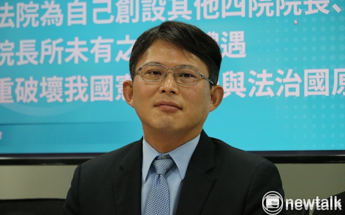 新北市長民調慘輸 吳靜怡：黃國昌是餡料綠黃藍的泡芙 選民無法全吃 膩又不健康