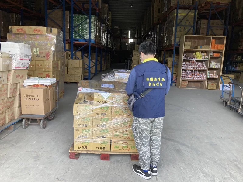 苗栗「鑫豪食品公司」製成黑熊菜䔕餅和白胡椒棒含有蘇丹紅，25日衛生局已派員至桃園4家下游商稽查，目前全聯已自主全數下架共1685包，另外，3家中盤商則共下架4825包，予以封存。 圖：桃園市衛生局／提供