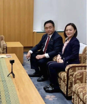 遭控是中共間諜的何麗紅(右)與日本國會議員松下新平。 圖 : 翻攝自X帳號@zonghengjp