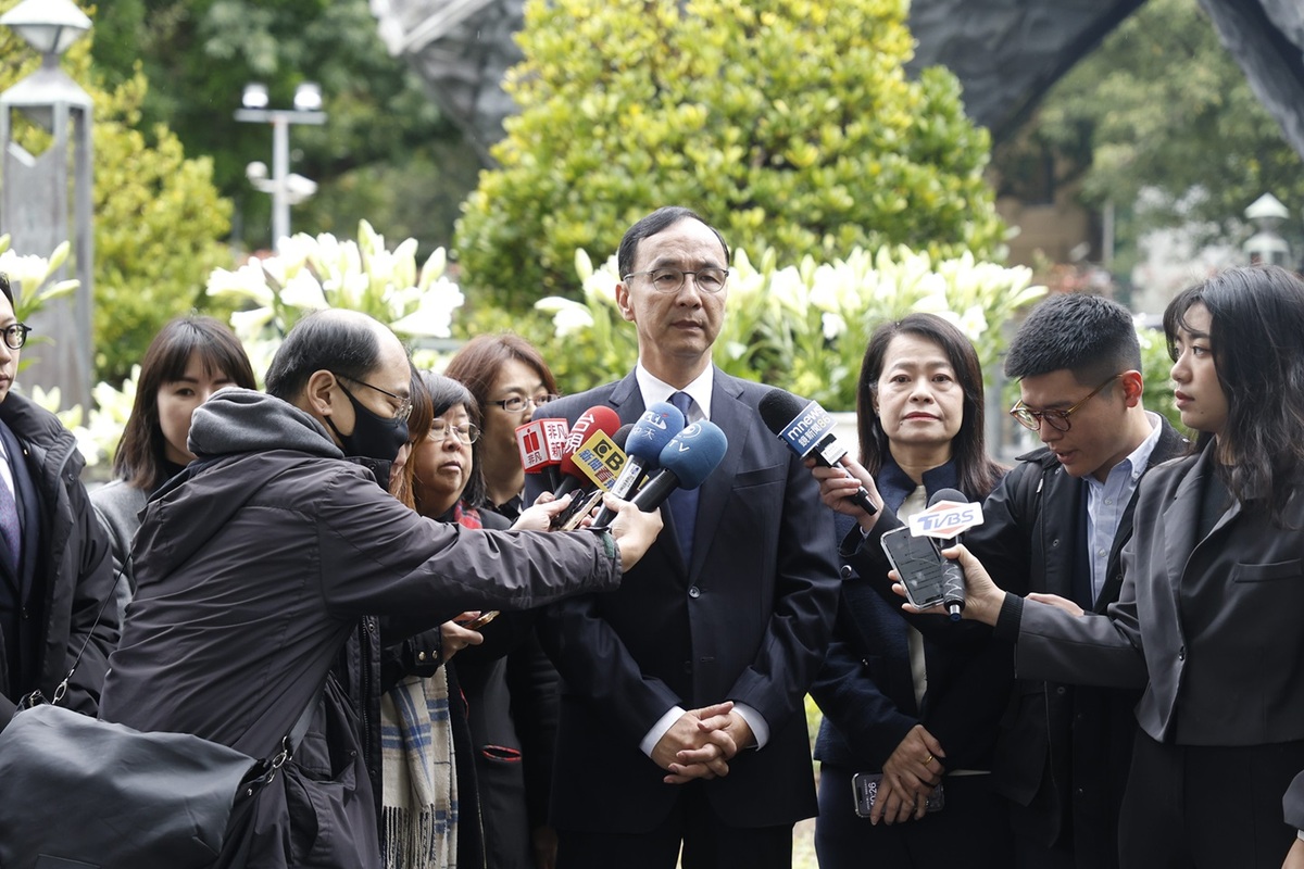 國民黨主席朱立倫赴二二八和平紀念公園獻花致意。 圖：國民黨文傳會/提供