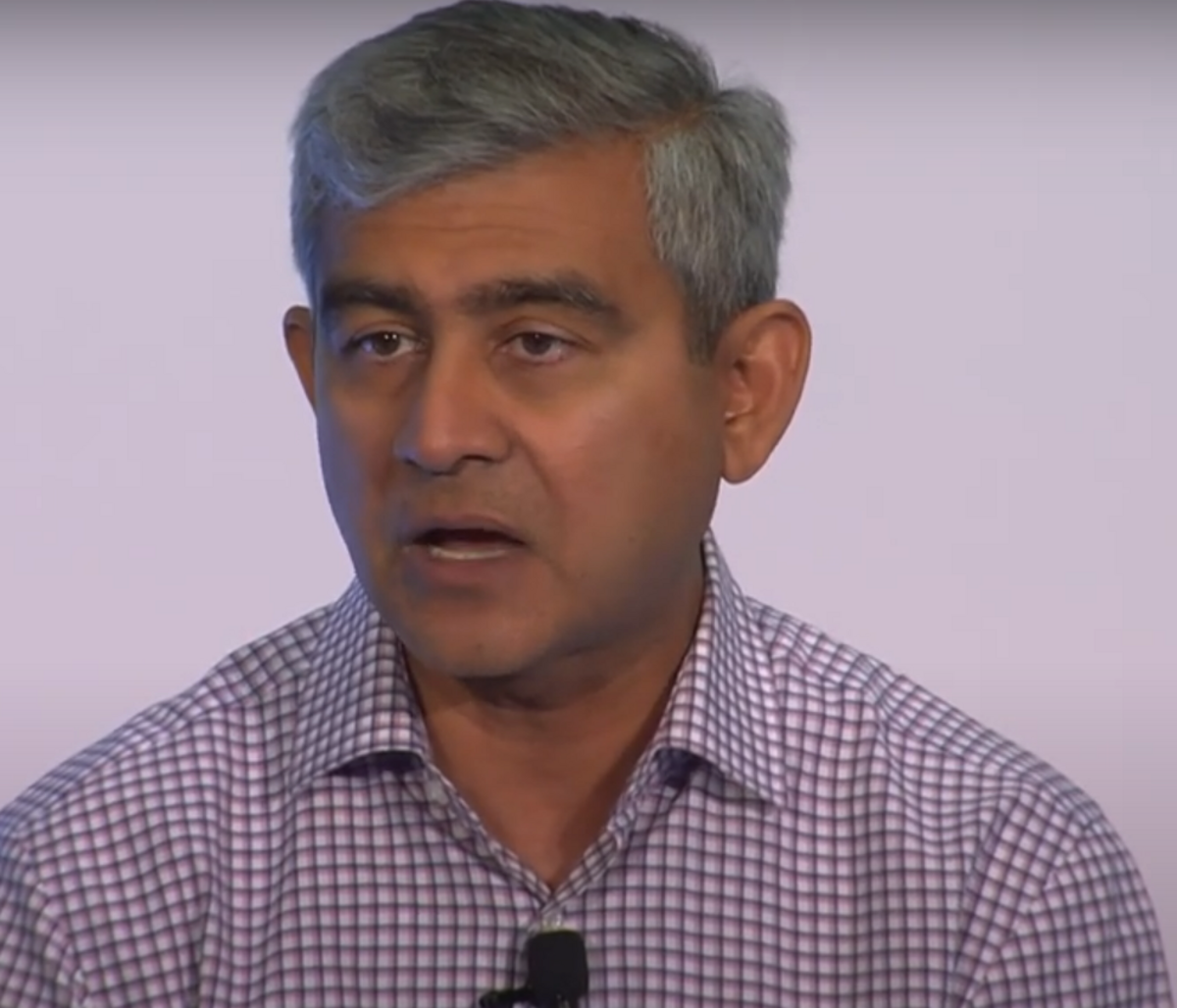 Google Cloud副總裁札弗里(Amit Zavery)指控微軟試圖壟斷雲端市場，微軟也反擊認為Google正在做一樣的事。 圖：翻攝自 Google Cloud YT 頻道