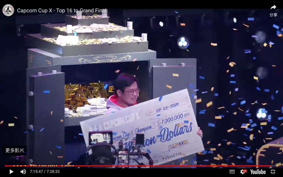 Kagami展現強大的心理素質及遊戲操作技巧，以3：0擊敗Chris Wong，奪下世界冠軍寶座，進帳冠軍獎金100萬美元（約新台幣3100萬元）。 圖：翻攝自Capcom Fighters YT頻道