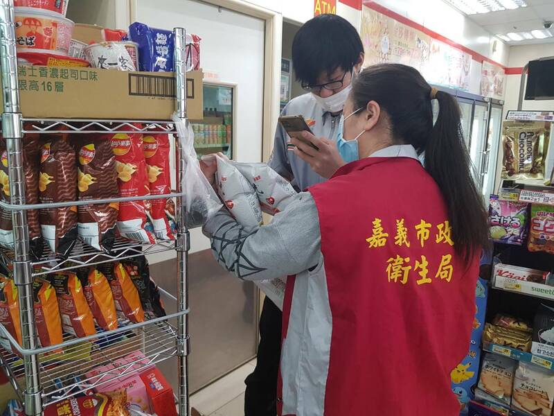 蘇丹紅延燒至全台！嘉義縣衛生局今(27)日表示，接獲台中市食安處通知，苗栗縣「鑫豪食品股份有限公司」所生產菜脯餅，含有蘇丹紅辣椒粉，已連繫全聯福利中心業者配合下架停售，共計下架回收281包。 圖：嘉義市衛生局／提供