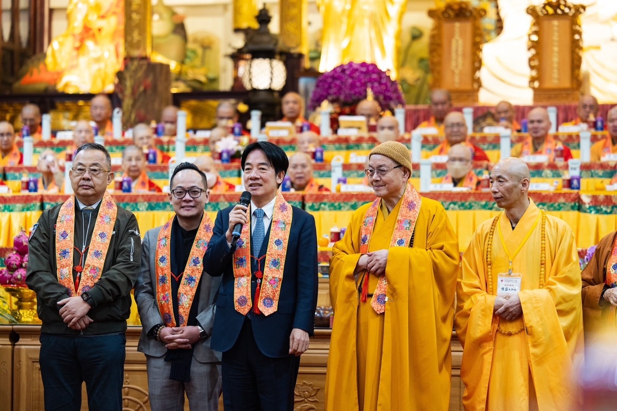 賴清德出席中國佛教會啟建113年仁王護國息災祈福大法會。 圖：民進黨提供
