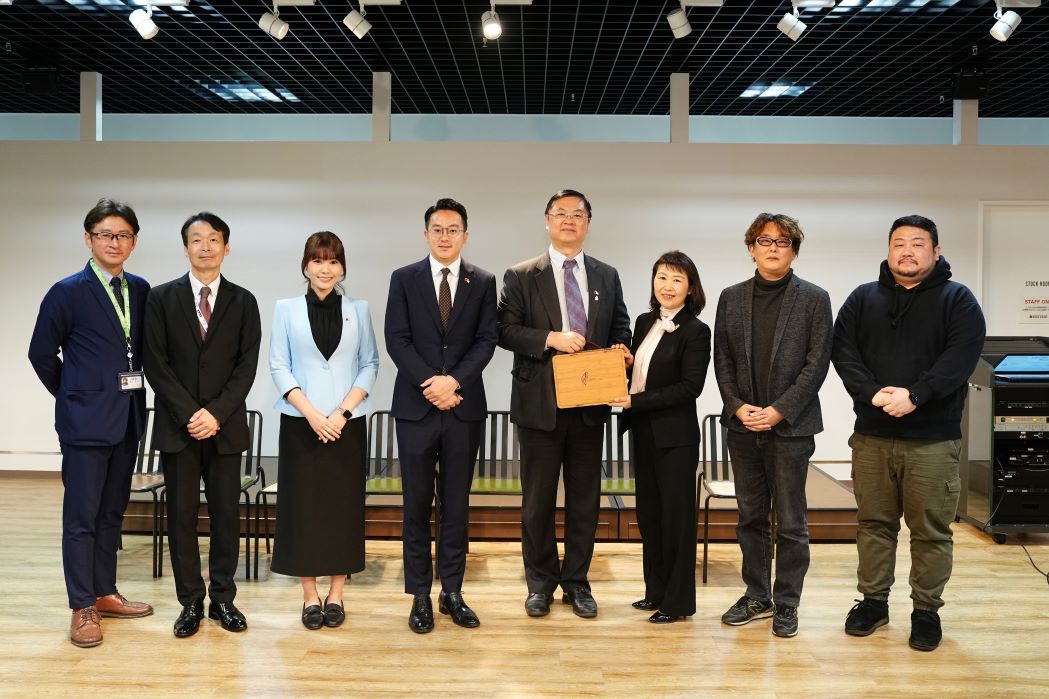 羅達生(右四)率隊考察熊本市新創育成中心。 圖：高雄市行國處/提供