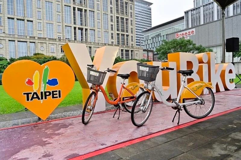 台北市Youbike自明日起前30分鐘免費，交通局表示，為避免使用者久占車輛，同站還車後可再續借10分鐘，而公車、捷運雙向轉乘，YouBike不再重複提供優惠。 圖：台北市交通局／提供